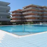 Comfort And Fun By The Pool - Beahost